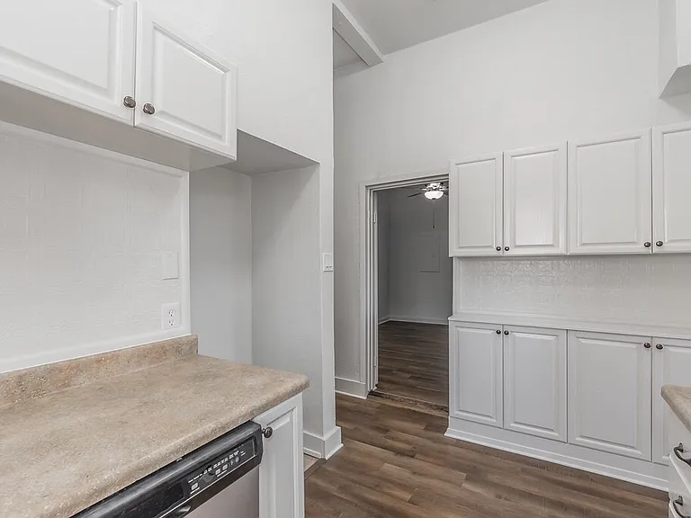 505 N Lamar St — Photo 13
