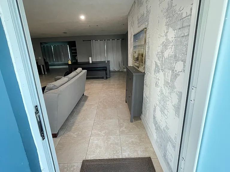 1023 SW 25th Pl — Photo 6