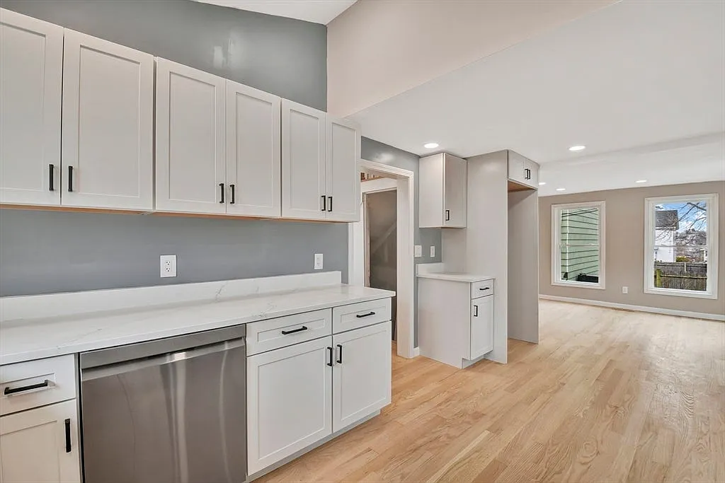 3 bed, 2.0 bath, 1158 sqft, $3,000 — Photo 4