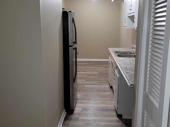 2nd image of 1820 Augusta Dr APT 6