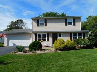 15 Aconbury Dr, Fairport, NY 14450