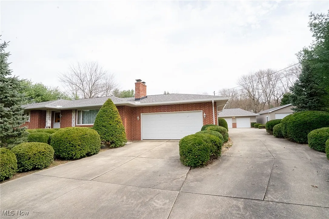 415 Willow Dr SE photo 1