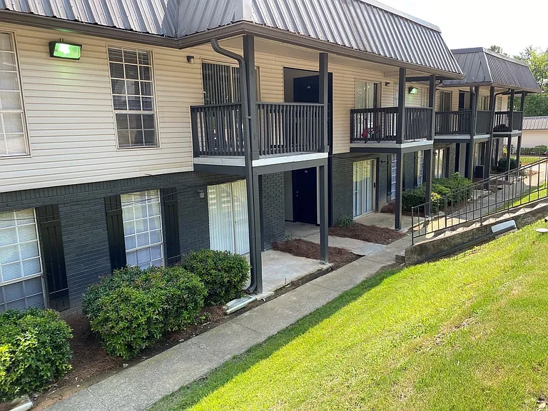 2700 At Homewood Apartments — Photo 2