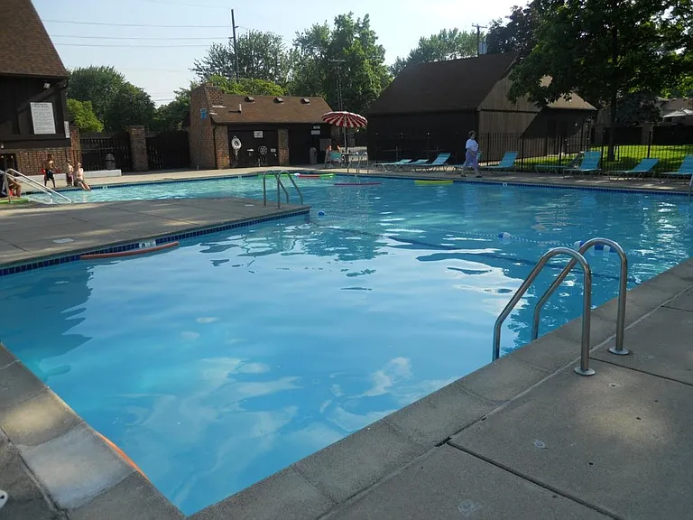 2076 Parmenter Blvd — Photo 39