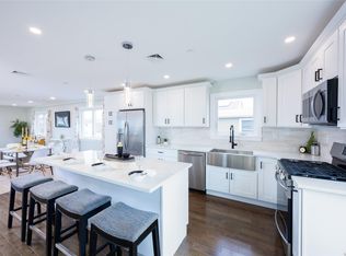 892 Surf St, Lindenhurst, NY 11757