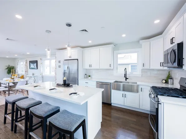 892 Surf Street, Lindenhurst, NY 11757