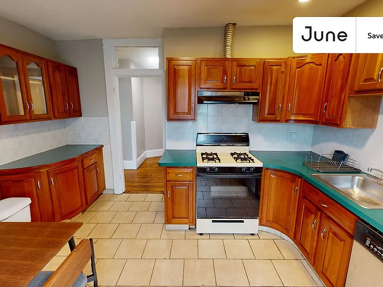 76 Easton St — Photo 4