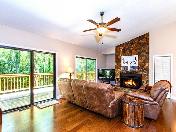 High ceilings & wood floors