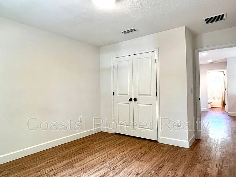 1738 W Spruce St — Photo 38