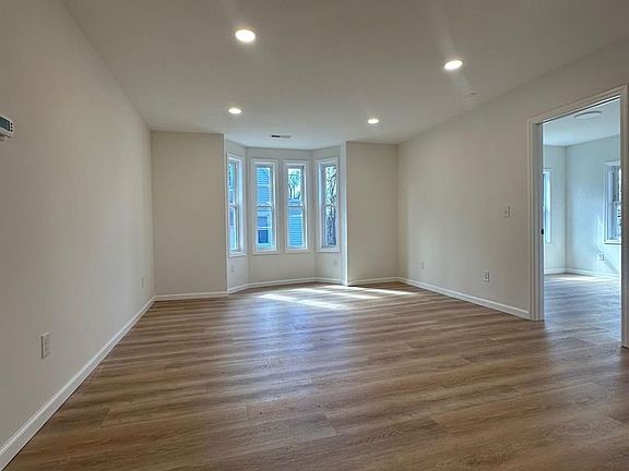 5th image of 38 Carroll St #2