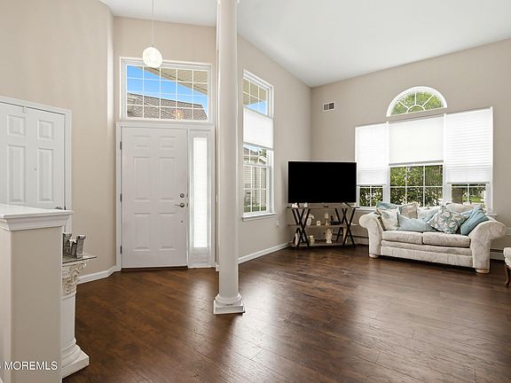 3rd image of 9 Forest Lake Court
