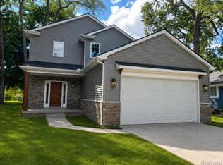 1206 W Round Lake Rd, White Lake, MI 48386