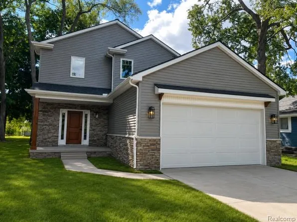 1206 W Round Lake Rd, White Lake, MI 48386