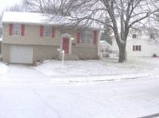 1713 Parish Ave, Pekin, IL 61554