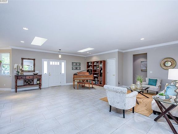 4th image of 4118 Alvarado St