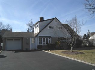 34 Radial Ln, Levittown, NY 11756