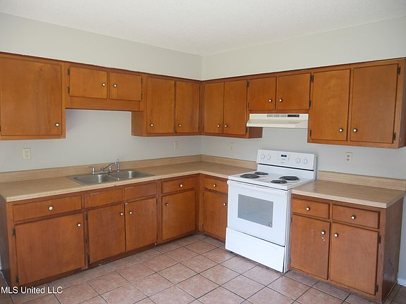 4th image of 3420 Castle Dr