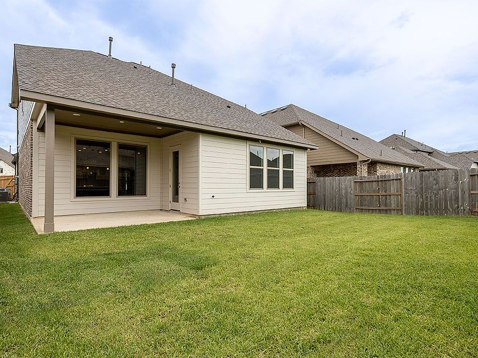 1st image of 825 Laguna Green Ln