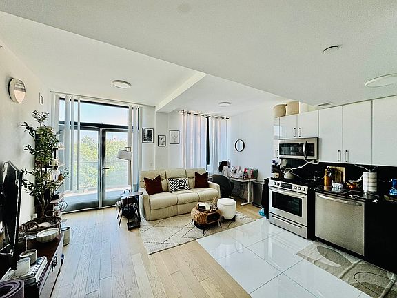 2nd image of 3128 Henry Hudson Pkwy E #705