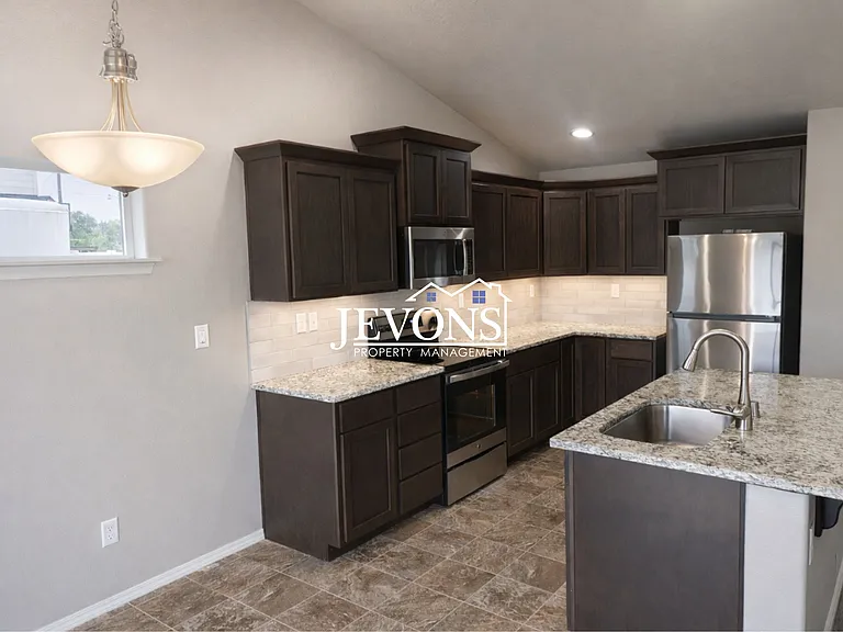 6101 Ian Ave — Photo 2