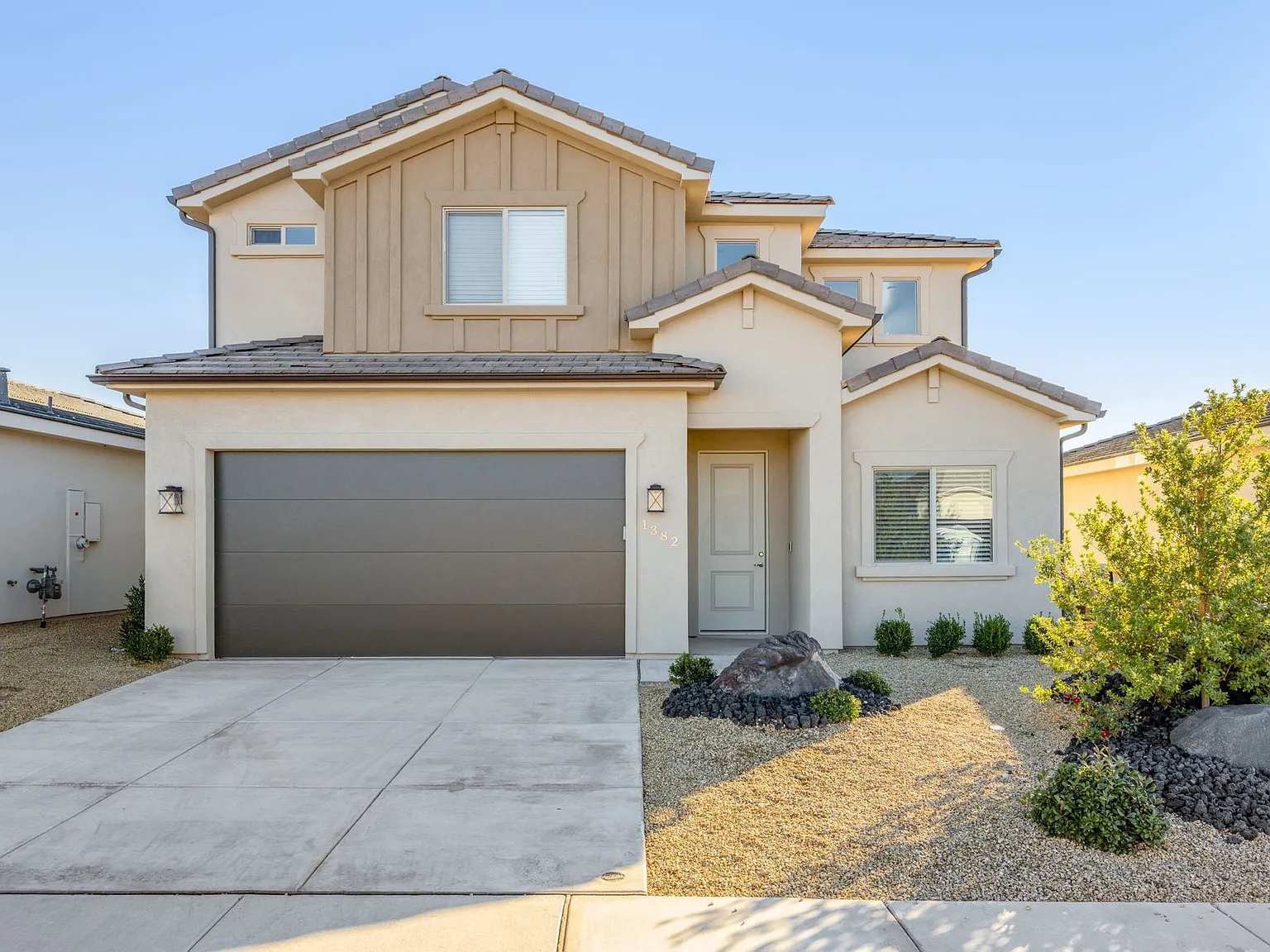 1382 E White Desert Dr — Photo 2
