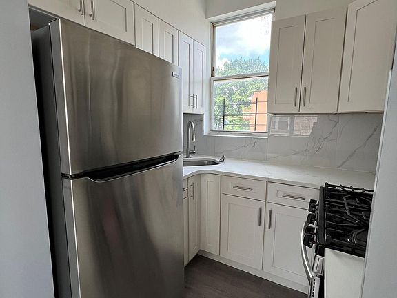 3rd image of 1443 Oakley St #3
