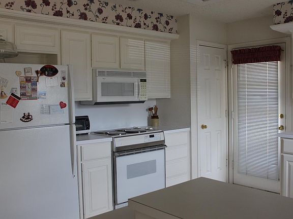 5th image of 605 Poplar St
