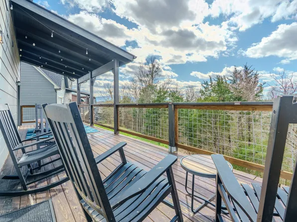 2053 Eagle Feather Dr, Sevierville, TN 37876