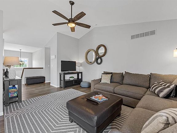 4th image of 890 Augusta Cir