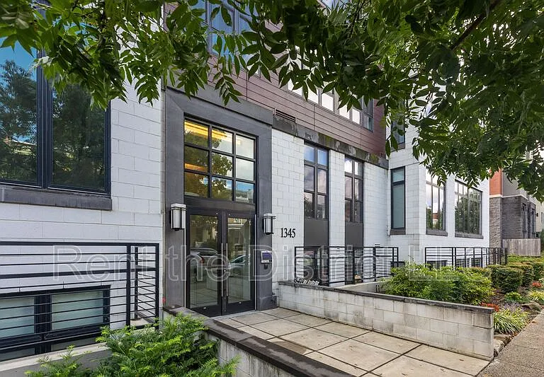 1345 K St SE #T-01 — Photo 3