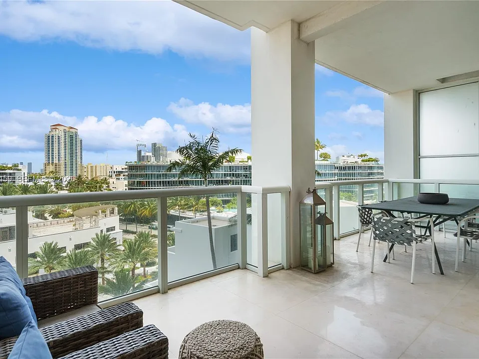 50 S Pointe Dr #805