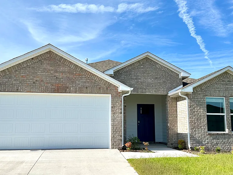 207 Collie Ave — Photo 1