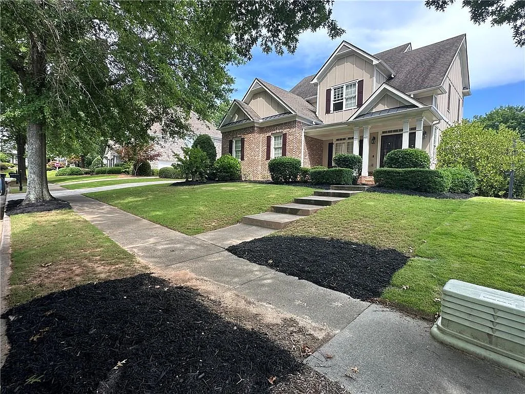 6 bed, 4.5 bath, 4247 sqft, $3,800 — Photo 2