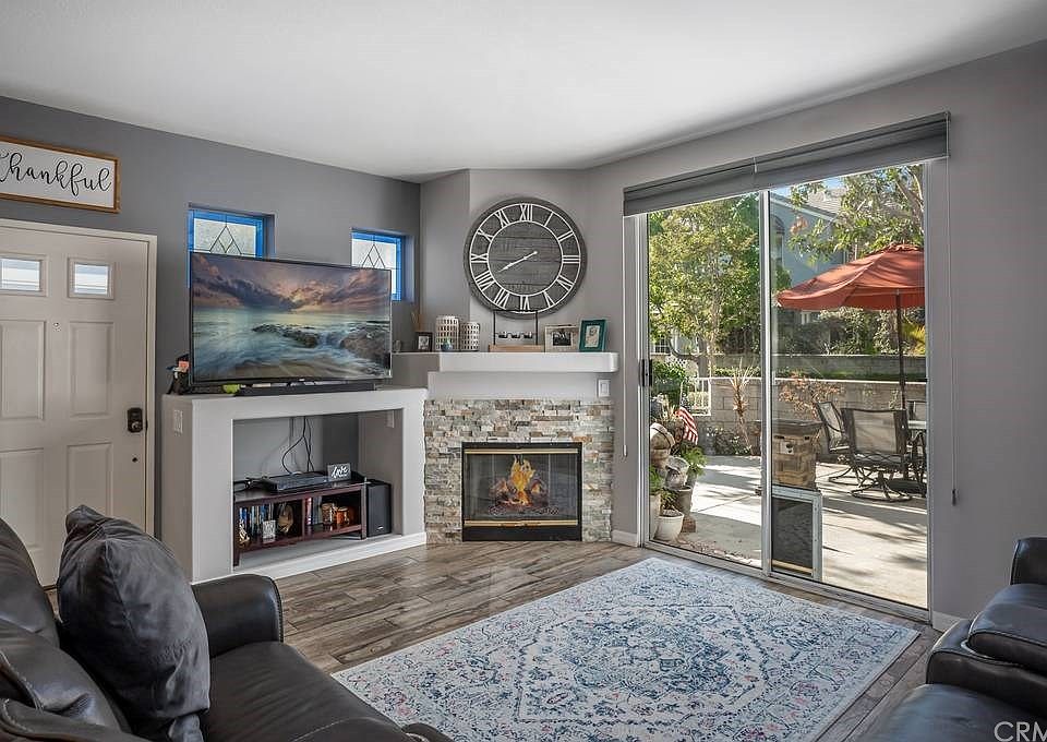 1st image of 19 Carlsbad Ln
