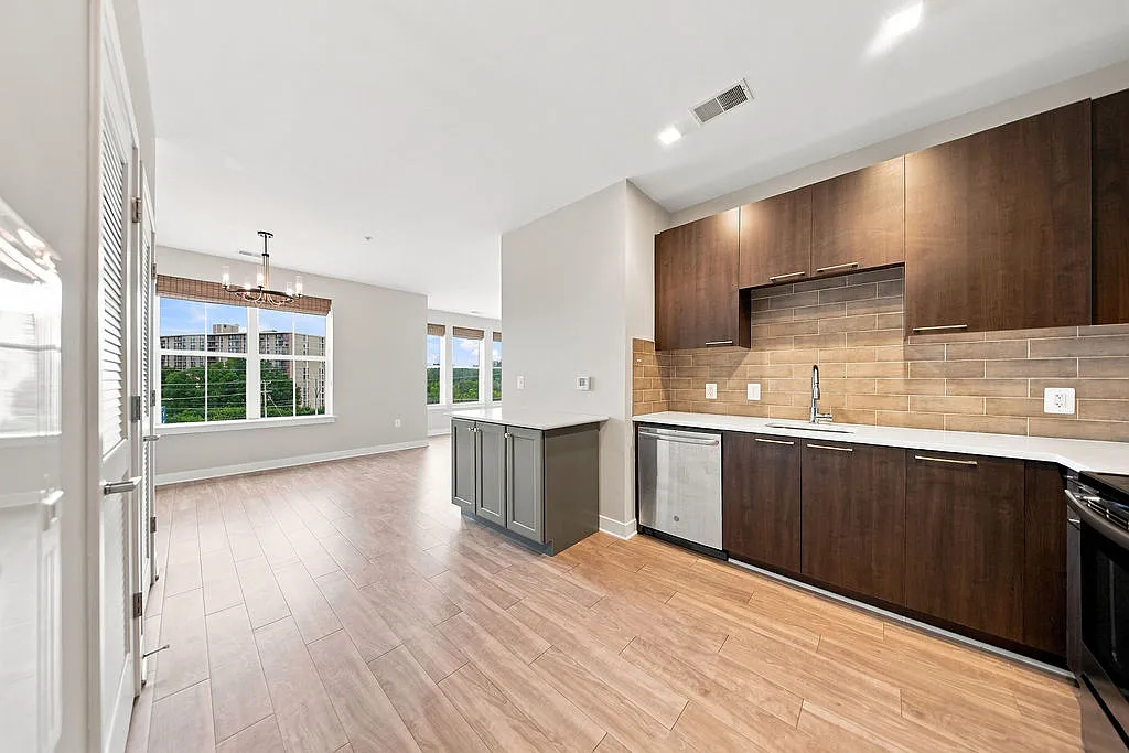 2 bed, 1018 sqft, $2,899 — Photo 4