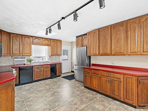 4th image of 79 Royce Rd