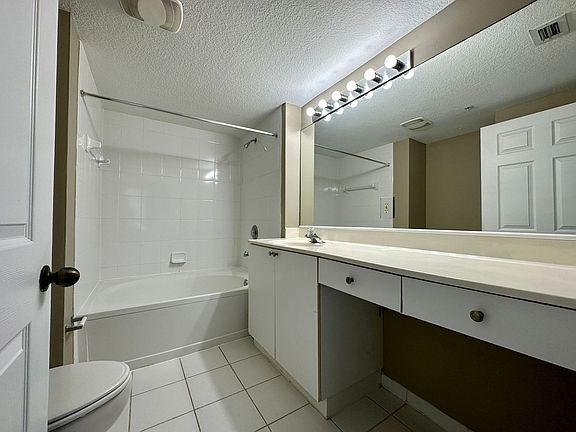5th image of 10122 NW 33rd St #0