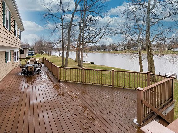 3rd image of 616 N Shore Dr