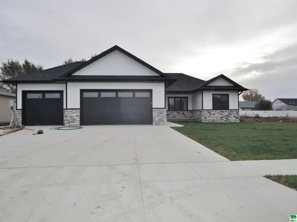 1716 Ogden Ct, South Sioux City, NE 68776