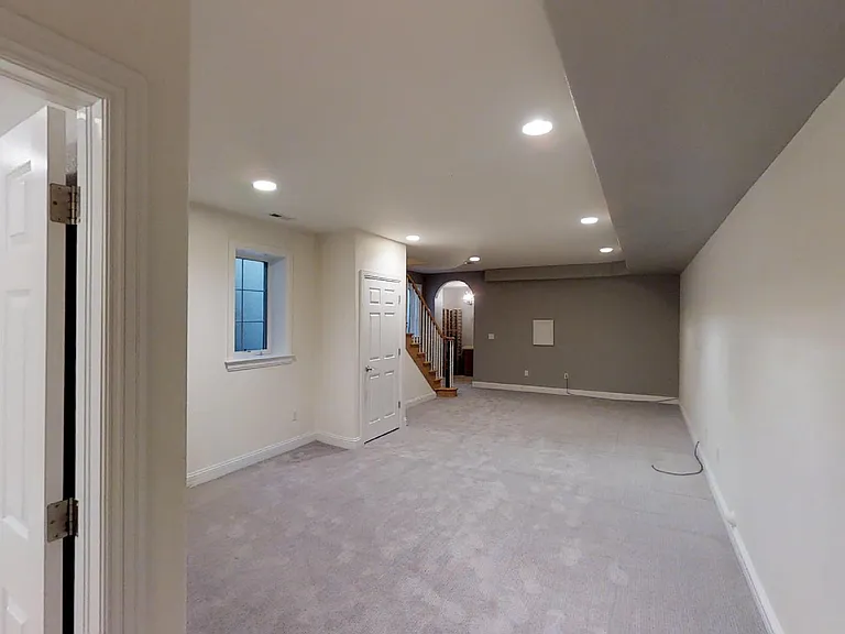 545 Monroe St — Photo 23