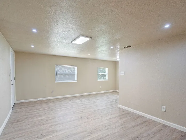 1000 Qualia Dr — Photo 11