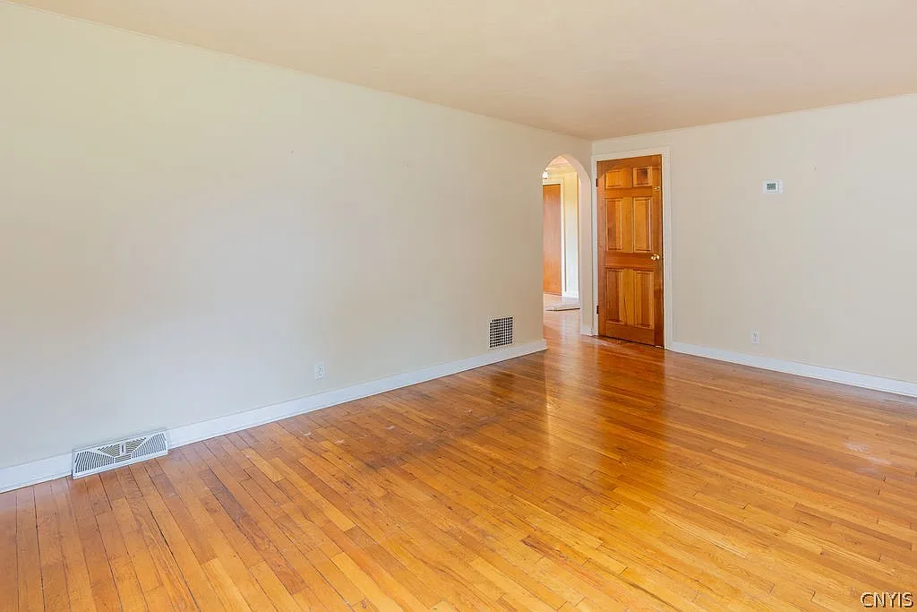 3 bed, 1.5 bath, 1160 sqft, $2,400 — Photo 4