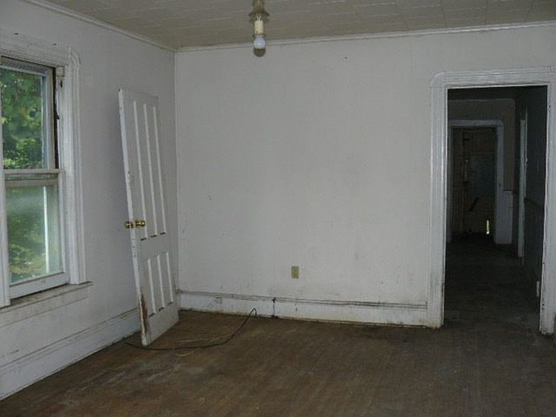 3rd image of 933-935 CUTLER Street