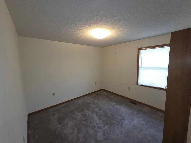 313 E North St — Photo 10