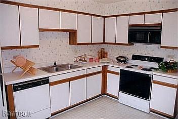 Lots of cabinets/ eat in kitchen