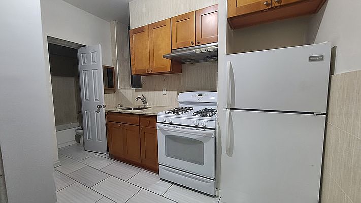 2nd image of 111 Eldridge St APT 4