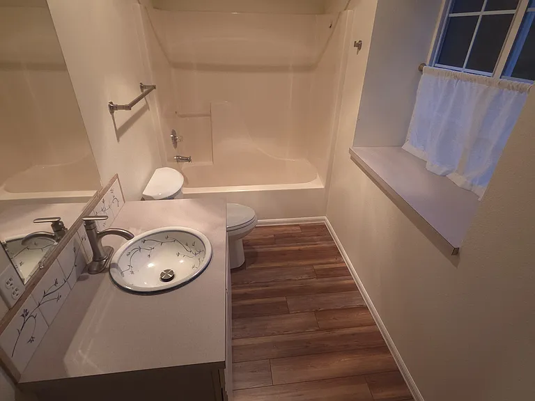 Upstairs full bathroom