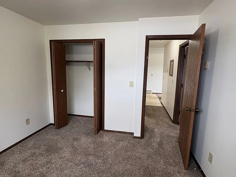 Fox Point Square Apartments - 945 — Photo 8