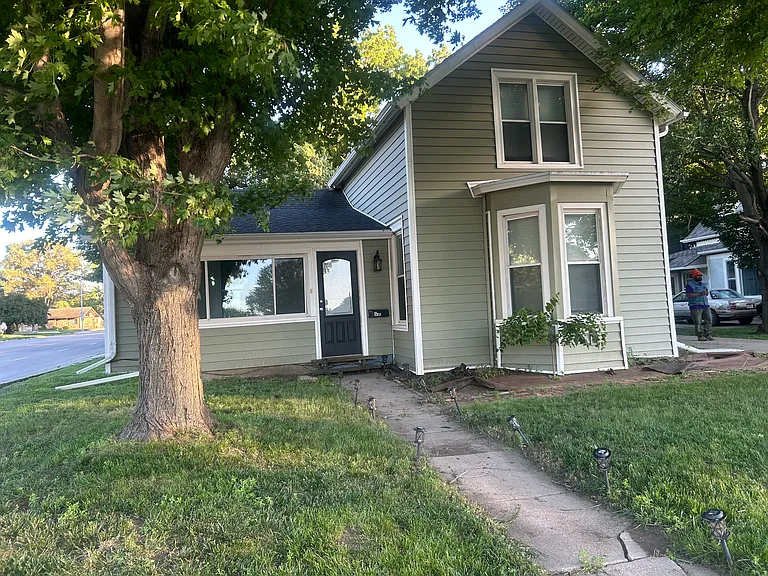 1911 Grant St — Photo 2