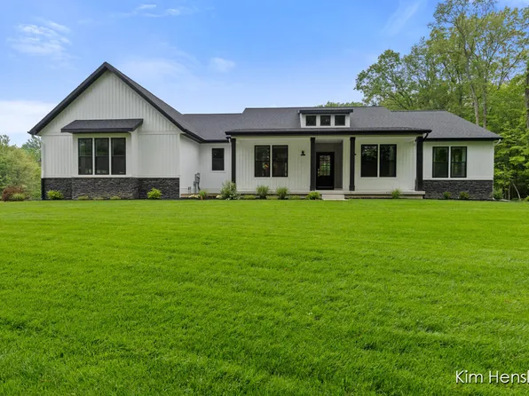 2867 Kissing Ridge Ct SE, Lowell, MI 49331